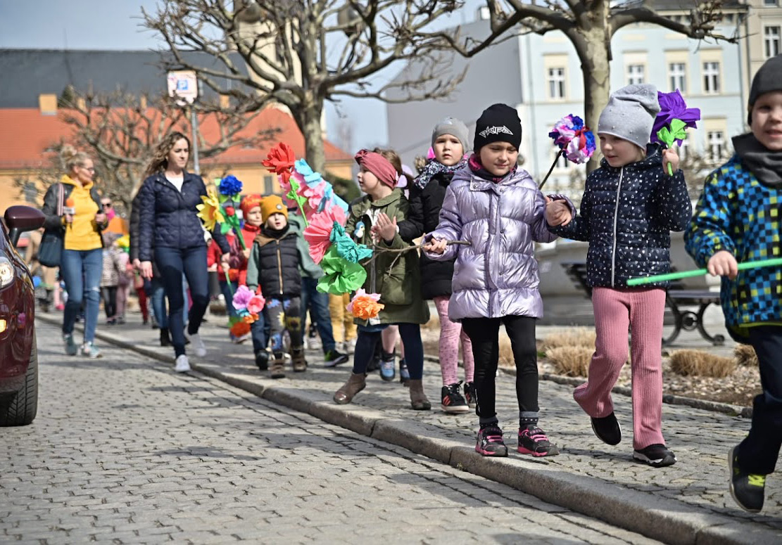 Przedszkolaki przywitały wiosnę w mieście [FOTO] 